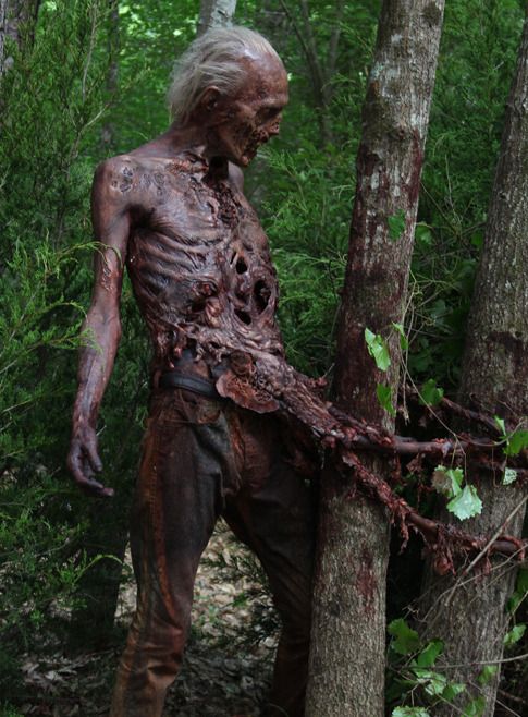 6. séria Walking Dead na nových fotkách odhaľuje odporných walkerov