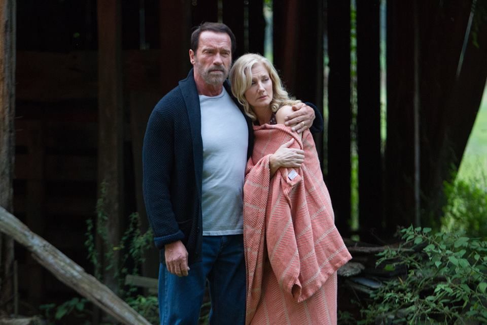 Arnold Schwarzenegger ochraňuje svoju dcéru premieňajúcu sa na zombieho v prvom klipe pre Maggie
