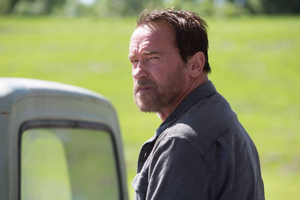 Arnold Schwarzenegger ochraňuje svoju dcéru premieňajúcu sa na zombieho v prvom klipe pre Maggie