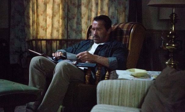 Arnold Schwarzenegger ochraňuje svoju dcéru premieňajúcu sa na zombieho v prvom klipe pre Maggie