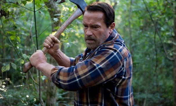 Arnold Schwarzenegger ochraňuje svoju dcéru premieňajúcu sa na zombieho v prvom klipe pre Maggie
