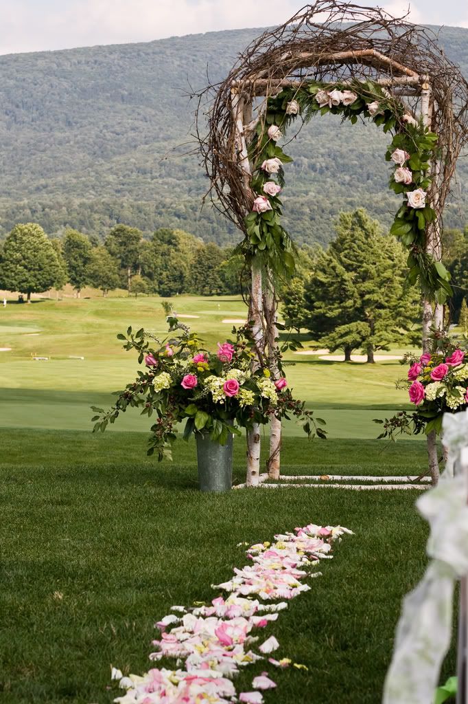 Wedding arbor: A must-have for any summer ceremony - The Details 