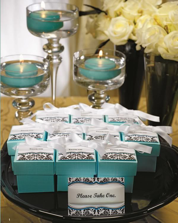One of the easiest ways to achieve a polished favor is to use a favor box