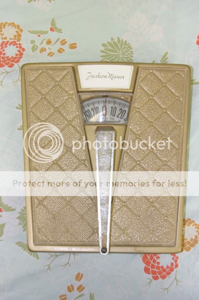 GOLD GLAM* Vintage Fashion Manor 60s Bath Scale  